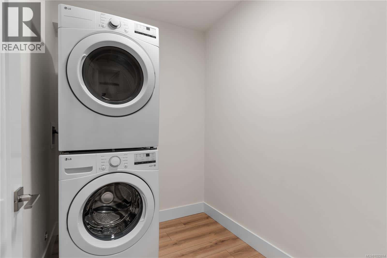 102 45 Haliburton St — Nanaimo, British Columbia - Photo 5 of 25