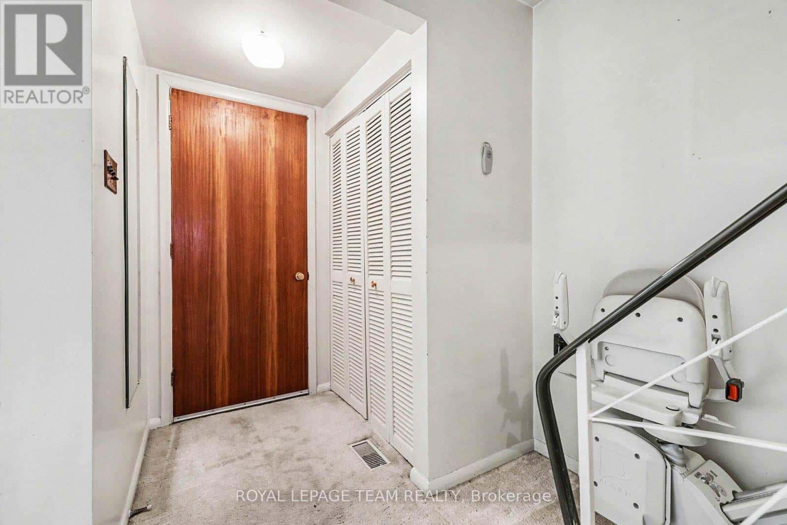 906 IVANHOE AVENUE — Ottawa, Ontario - Photo 4 of 40