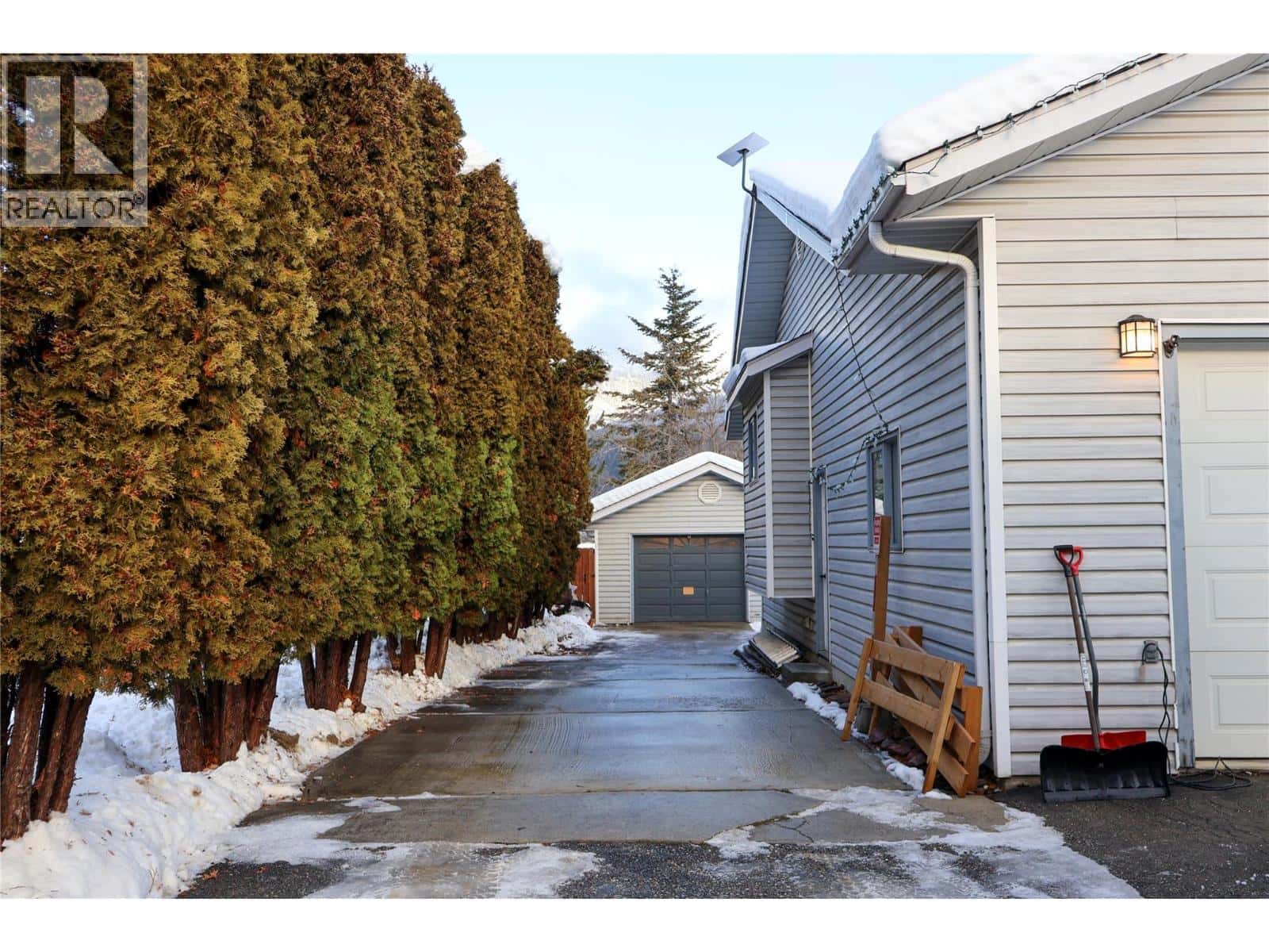 414 RIVERGLEN Drive — Golden, British Columbia - Photo 2 of 57