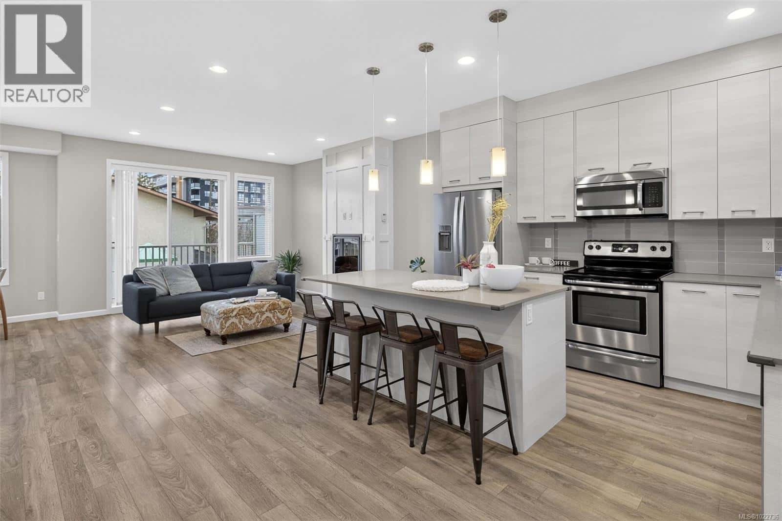 13 3356 Whittier Ave — Saanich, British Columbia - Photo 5 of 30