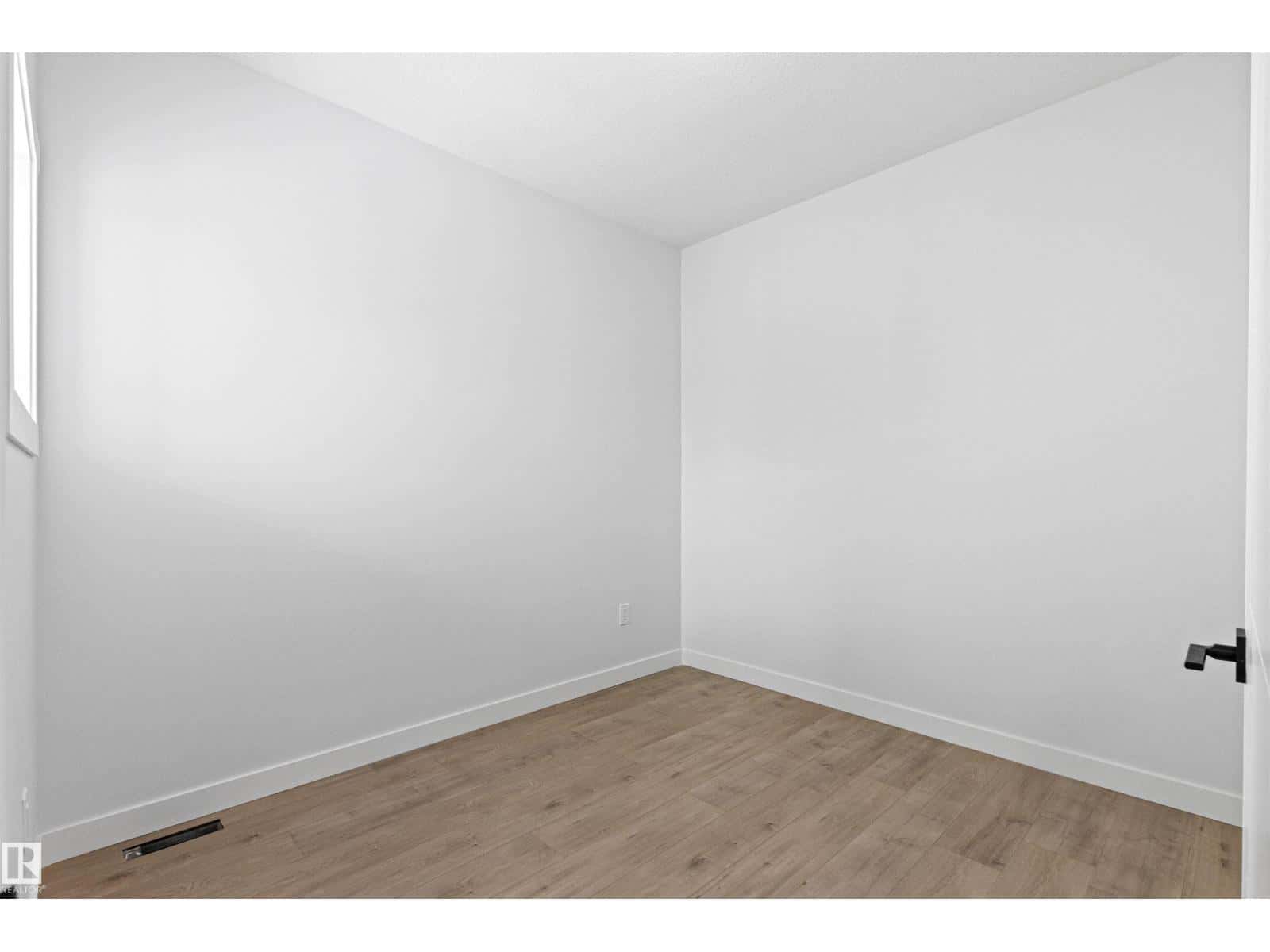 5127 53 AV — Calmar, Alberta - Photo 5 of 63