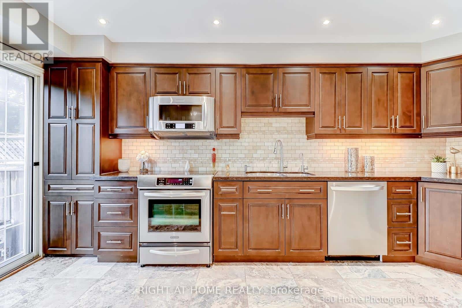 32 HEATHCLIFFE SQUARE — Brampton (Central Park), Ontario - Photo 2 of 31