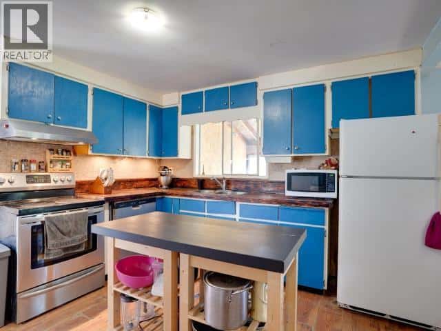 2039 MAIN STREET — Texada Island, British Columbia - Photo 4 of 24