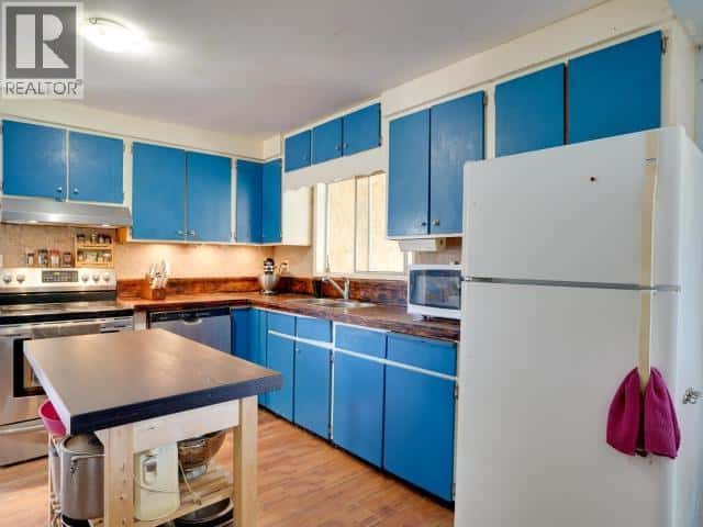 2039 MAIN STREET — Texada Island, British Columbia - Photo 5 of 24