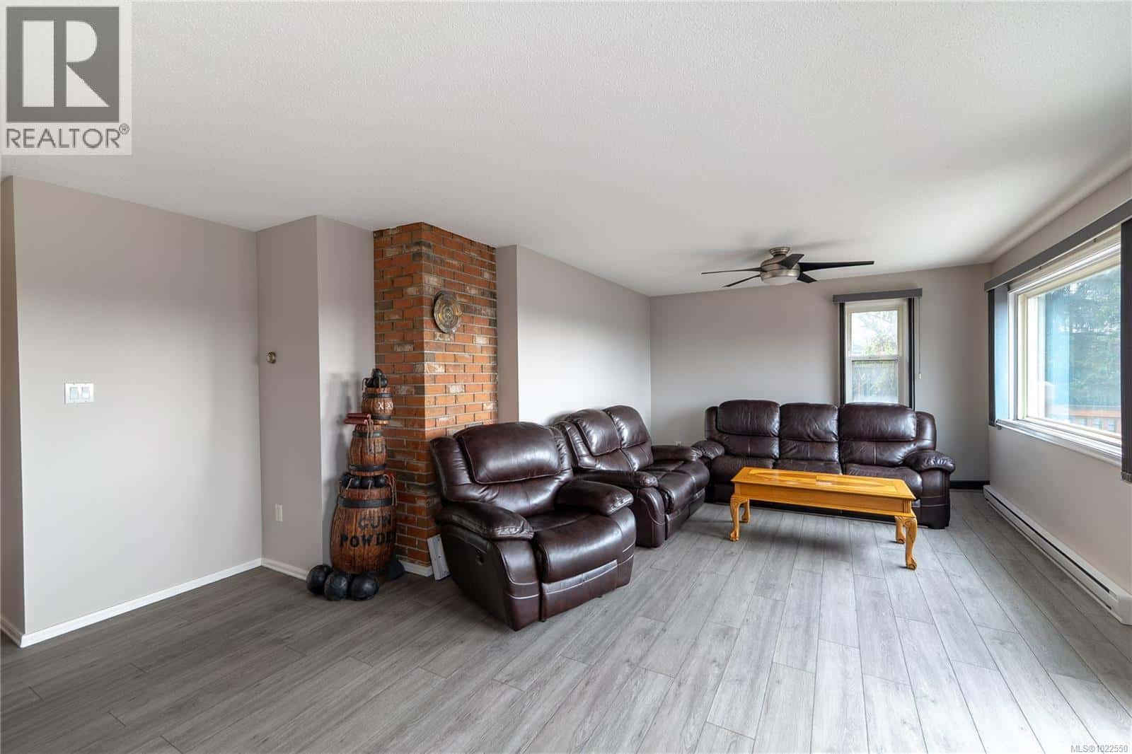 847 Admirals Rd — Esquimalt, British Columbia - Photo 3 of 47