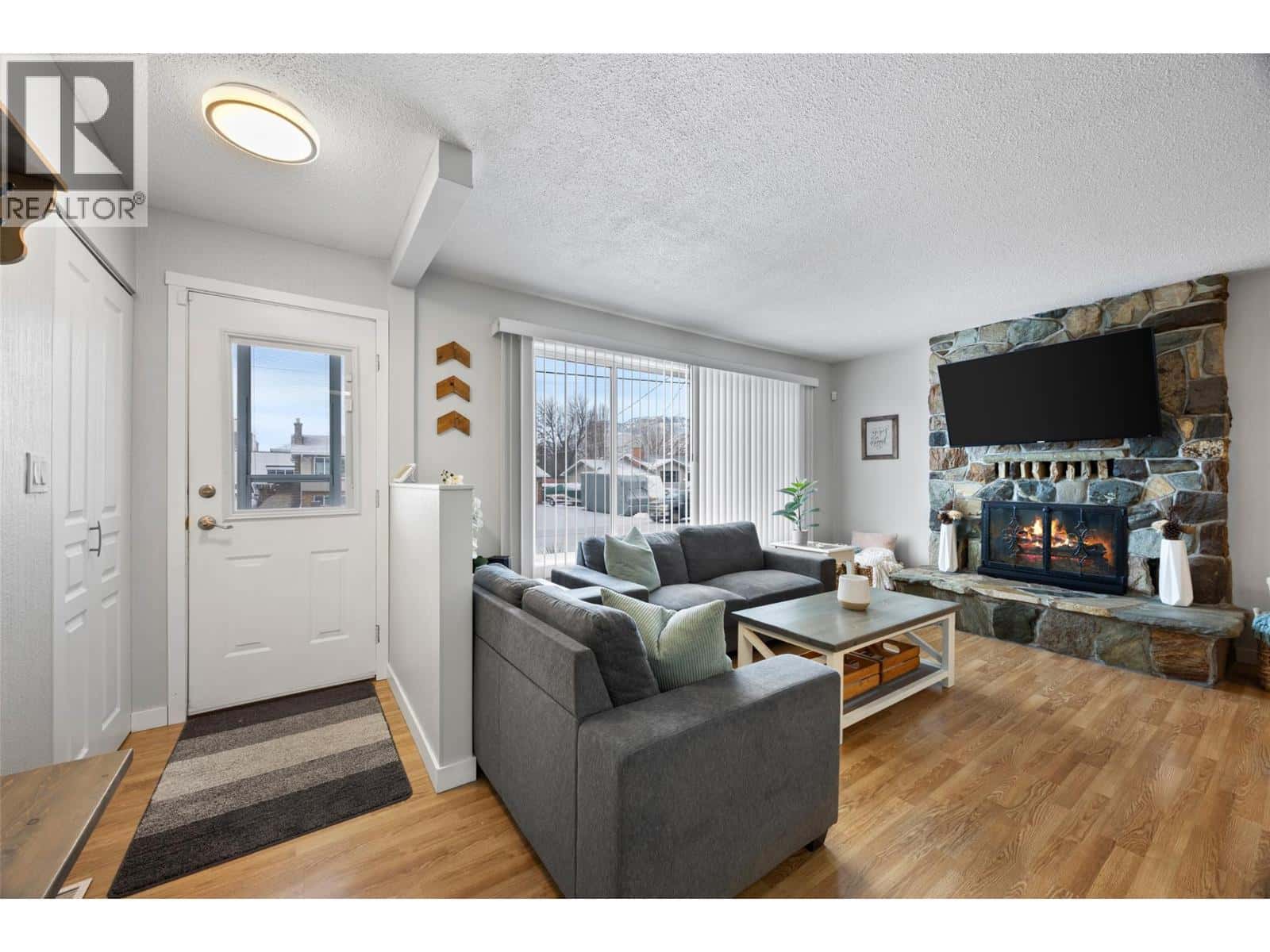 1139 Chateau Street — Kamloops, British Columbia - Photo 2 of 21