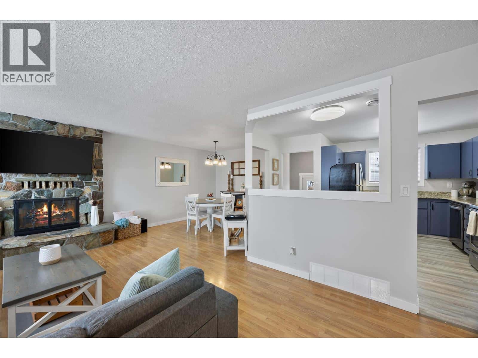 1139 Chateau Street — Kamloops, British Columbia - Photo 3 of 21