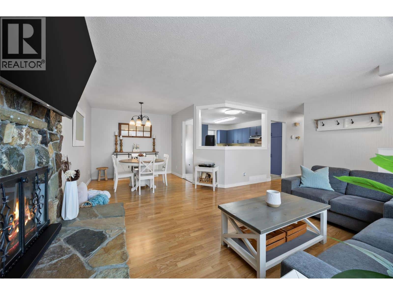 1139 Chateau Street — Kamloops, British Columbia - Photo 5 of 21