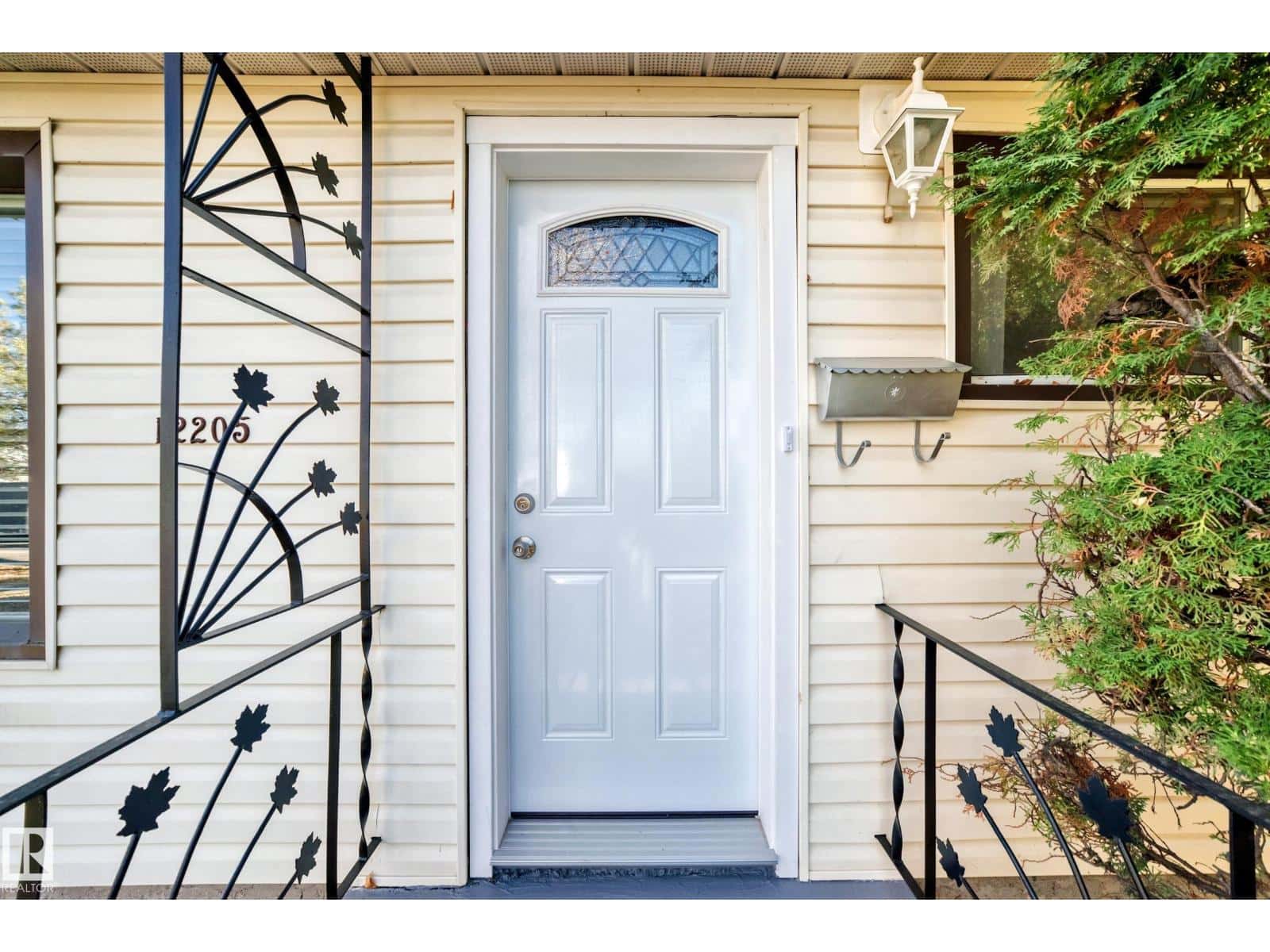 12205 37 ST NW — Edmonton, Alberta - Photo 3 of 74