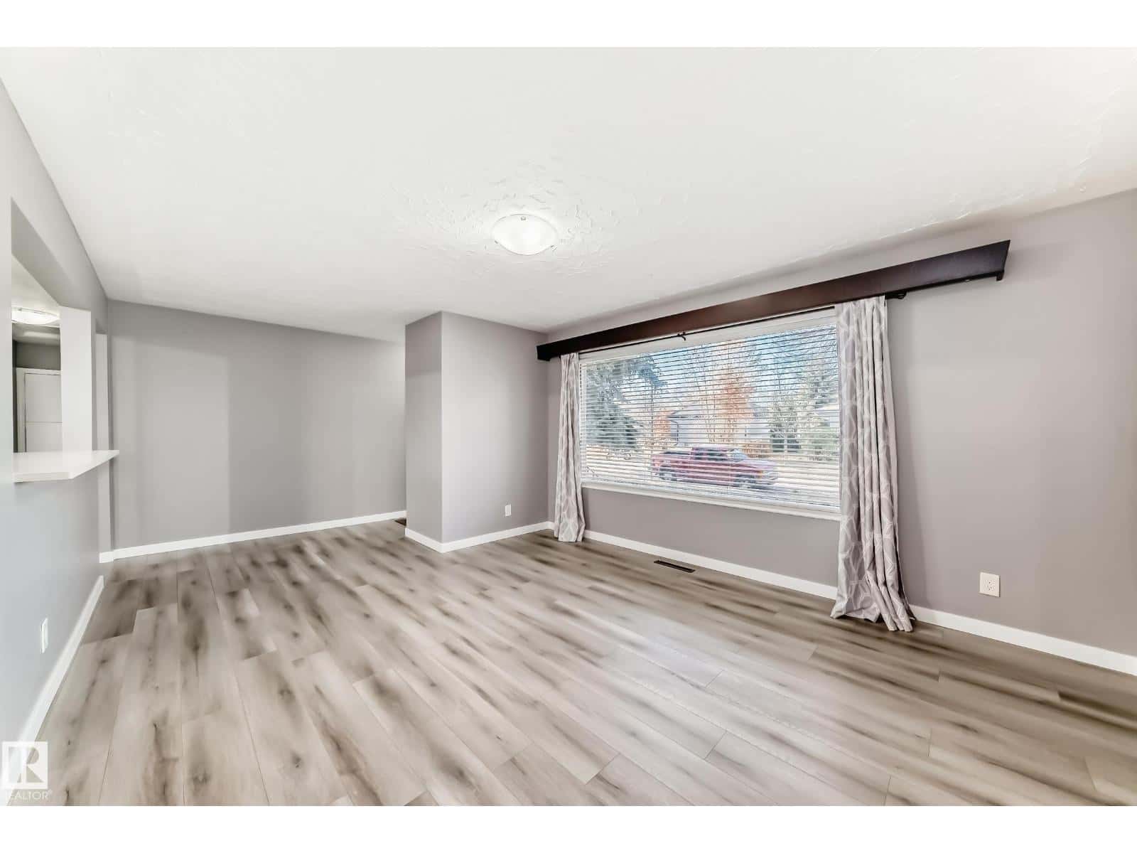 12205 37 ST NW — Edmonton, Alberta - Photo 5 of 74