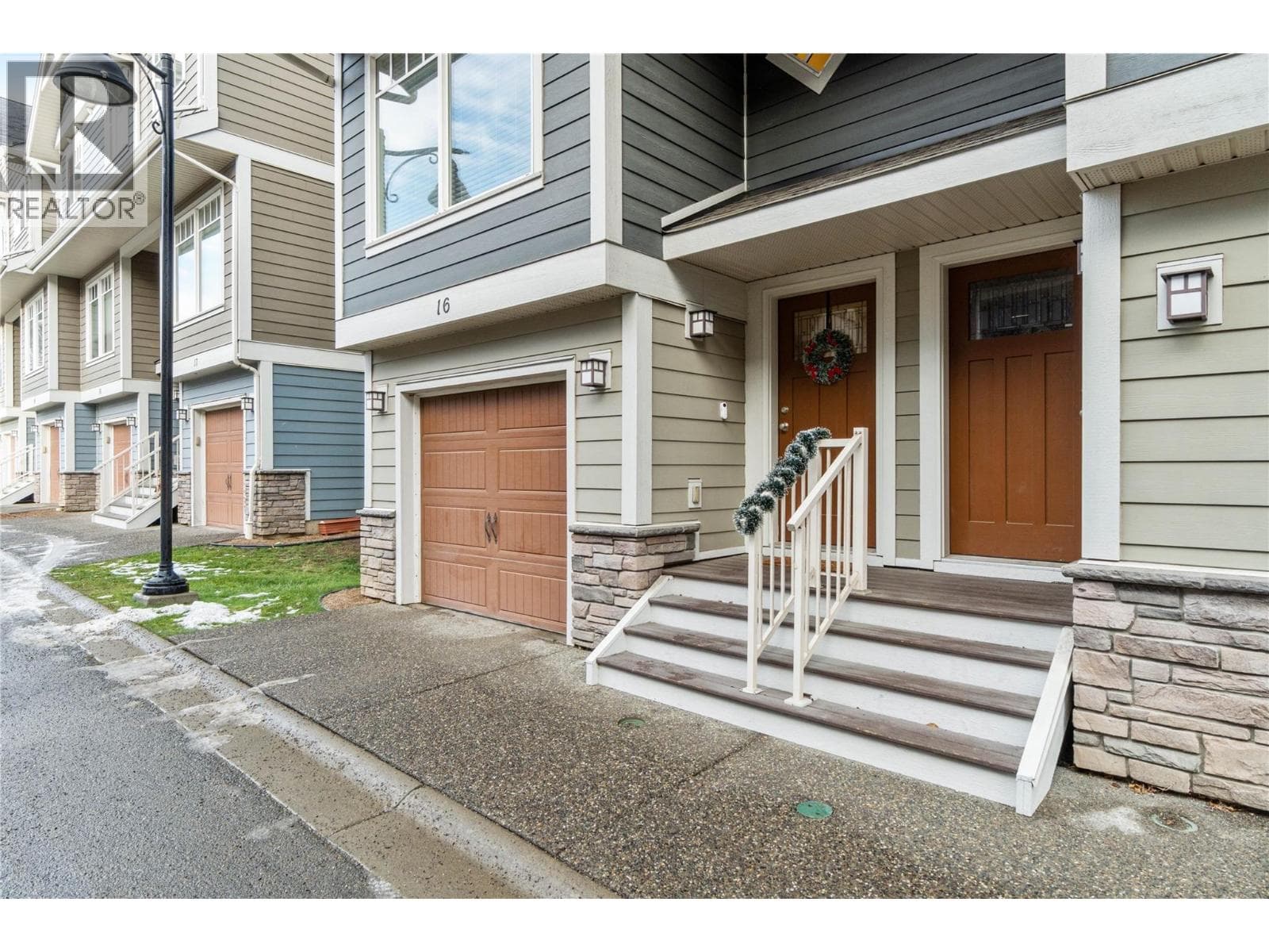 2860 VALLEYVIEW Drive Unit# 16 — Kamloops, British Columbia - Main photo