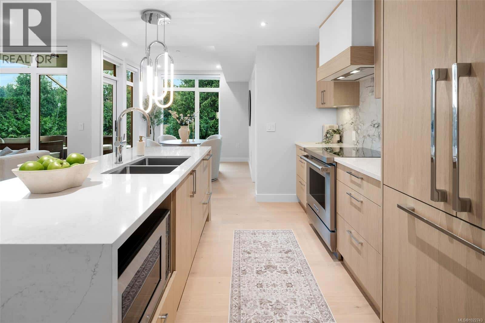 207 5229 Cordova Bay Rd — Saanich, British Columbia - Photo 2 of 34