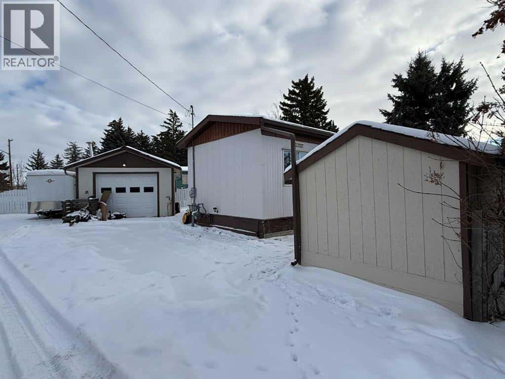 312 3 Street N — Vulcan, Alberta - Photo 5 of 23