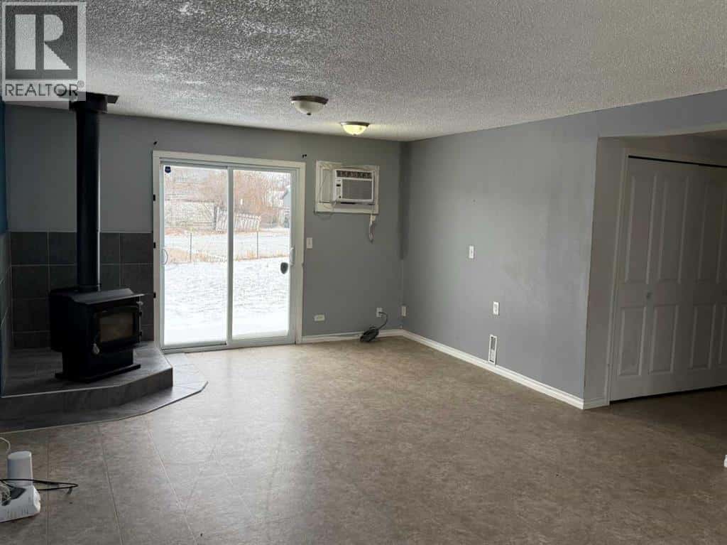 223 2 Street N — Vulcan, Alberta - Photo 5 of 17