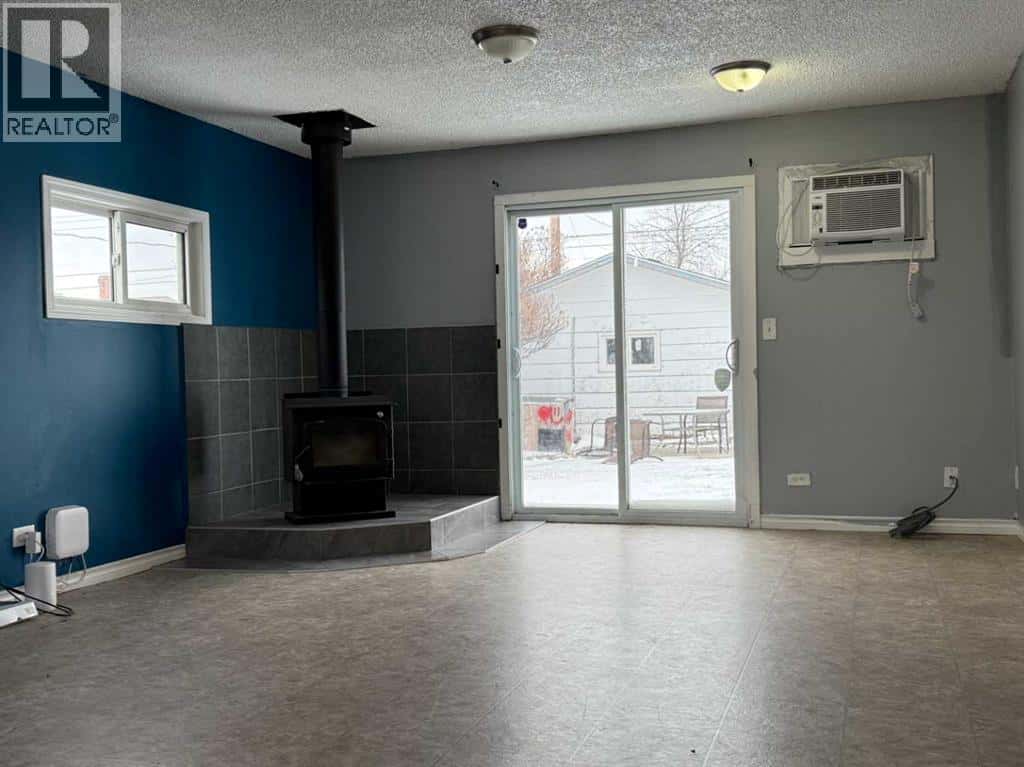 223 2 Street N — Vulcan, Alberta - Photo 4 of 17