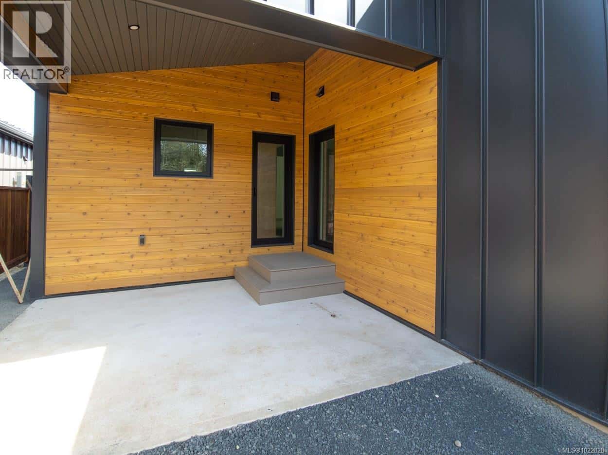 41 3025 Royston Rd — Cumberland, British Columbia - Photo 2 of 27