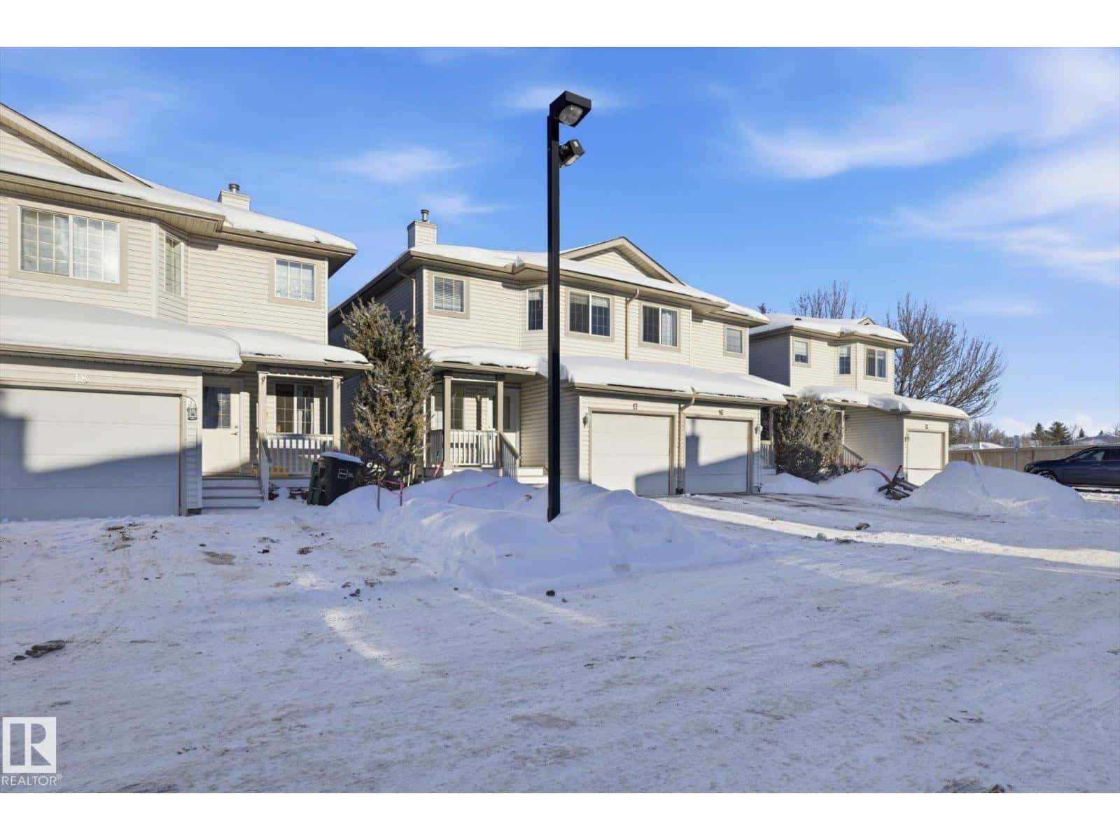 #17 16933 115 ST NW — Edmonton, Alberta - Photo 3 of 32