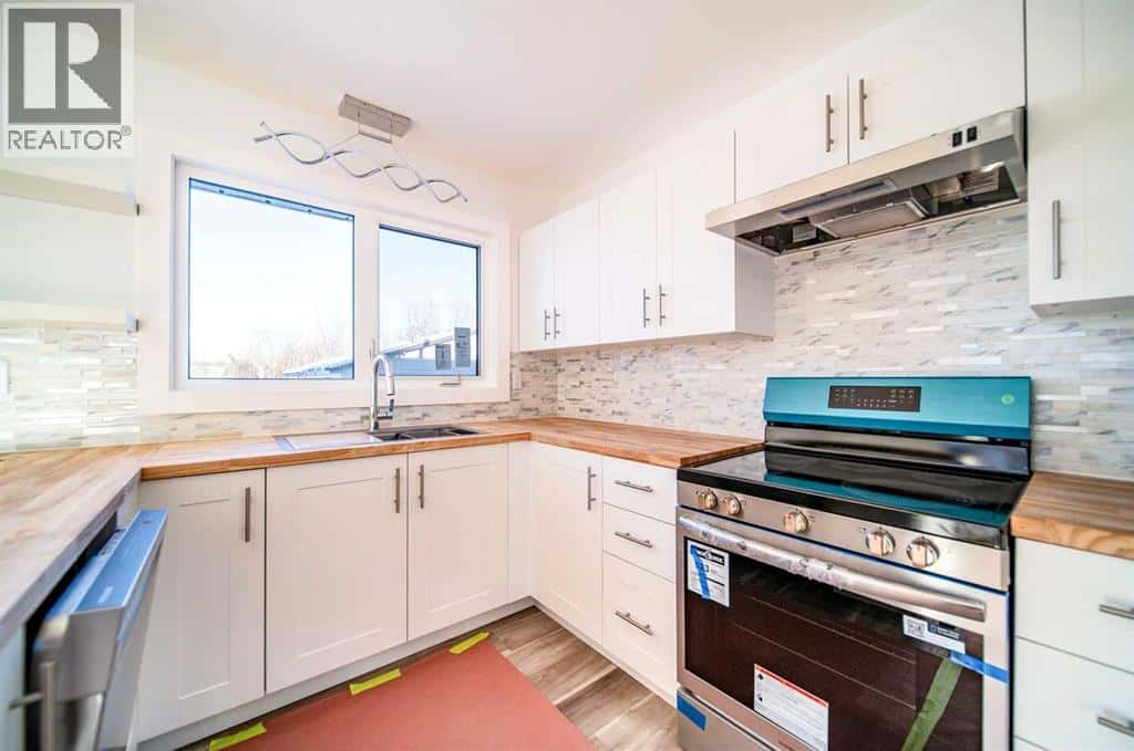 226 5 Avenue — Wainwright, Alberta - Photo 2 of 26