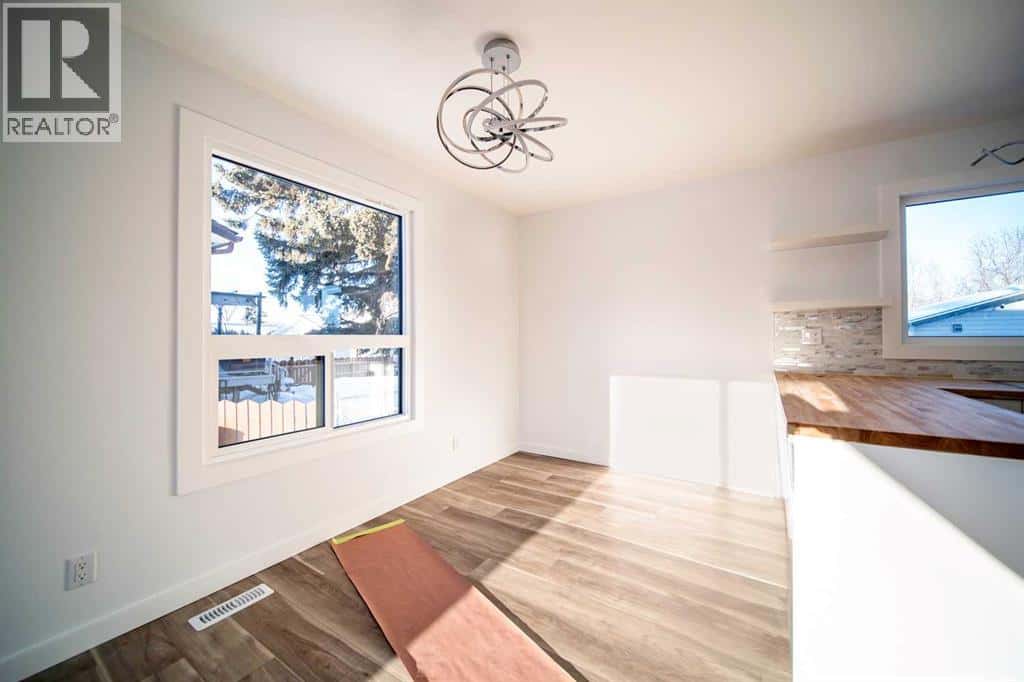 226 5 Avenue — Wainwright, Alberta - Photo 4 of 26