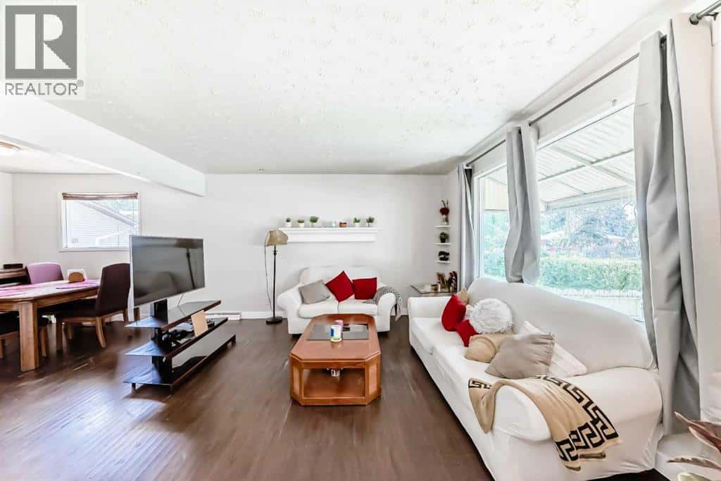 2208 47 Street SE — Calgary, Alberta - Photo 4 of 47