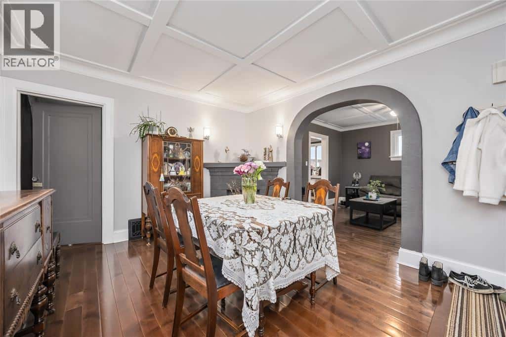 356 TALFOURD STREET — Sarnia, Ontario - Photo 4 of 23