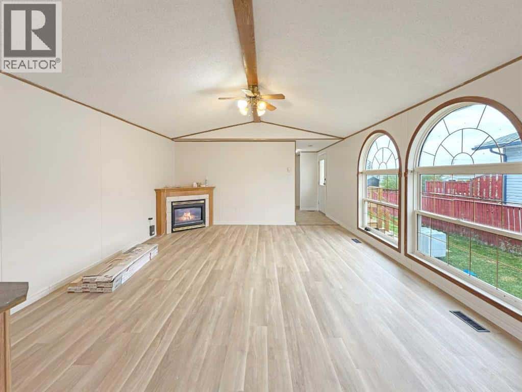 5206 52 Avenue — Valleyview, Alberta - Photo 3 of 34