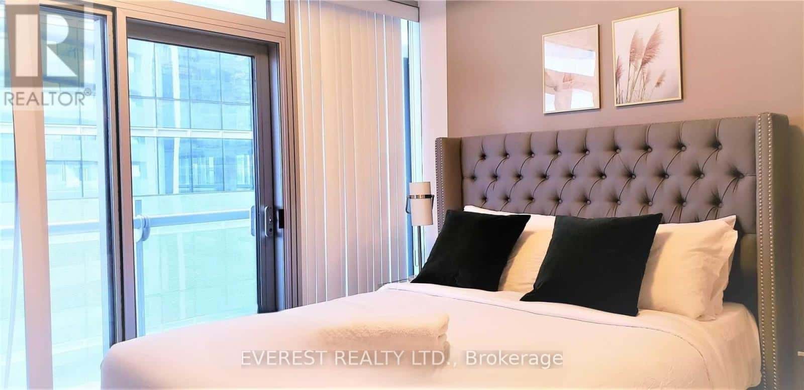 3308 - 14 YORK STREET — Toronto (Waterfront Communities), Ontario - Photo 4 of 12