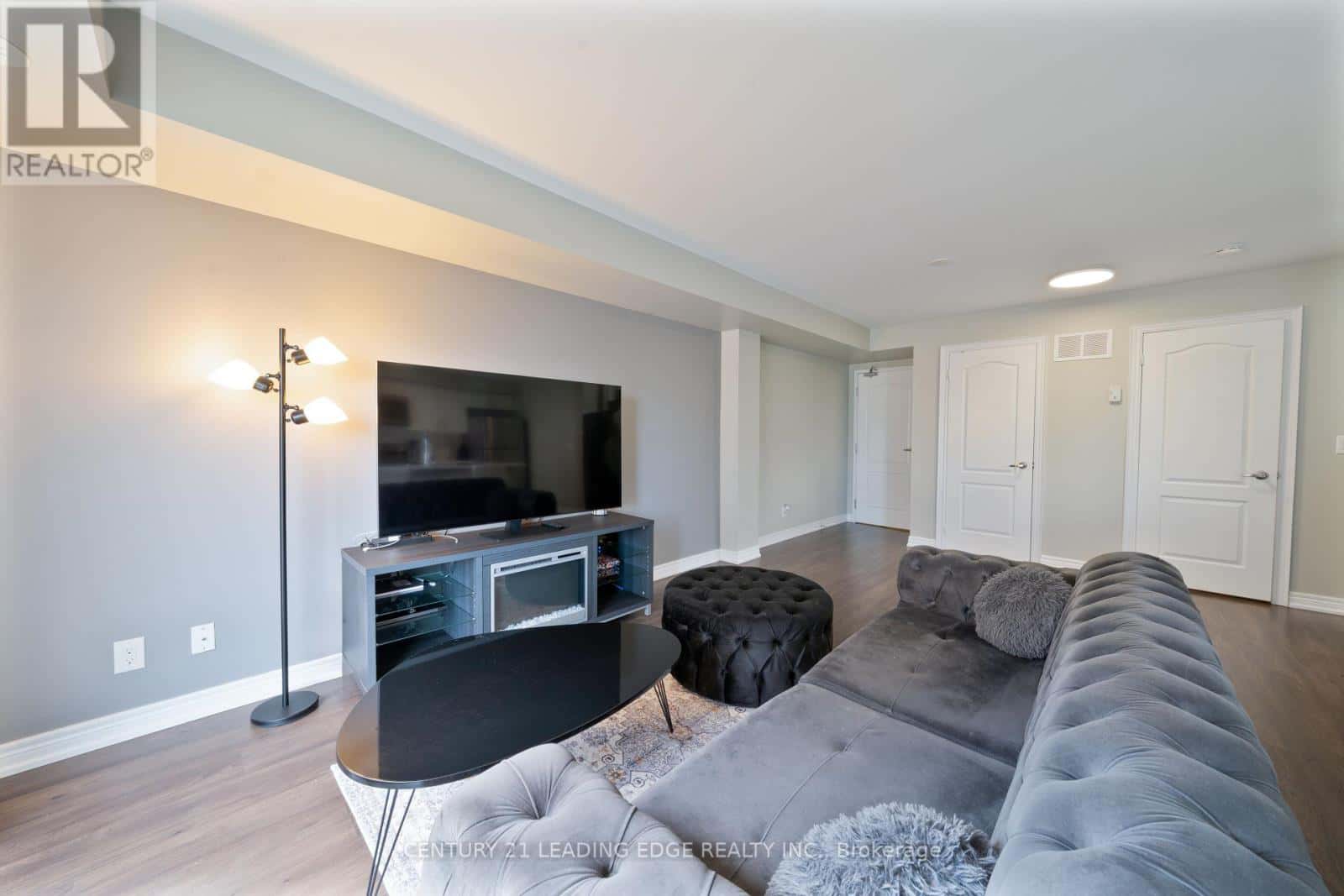 132 - 2 DUNSHEATH WAY — Markham (Cornell), Ontario - Photo 4 of 31