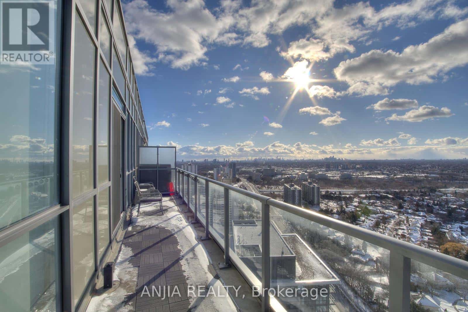 2409 - 38 FOREST MANOR ROAD — Toronto (Henry Farm), Ontario - Photo 2 of 47