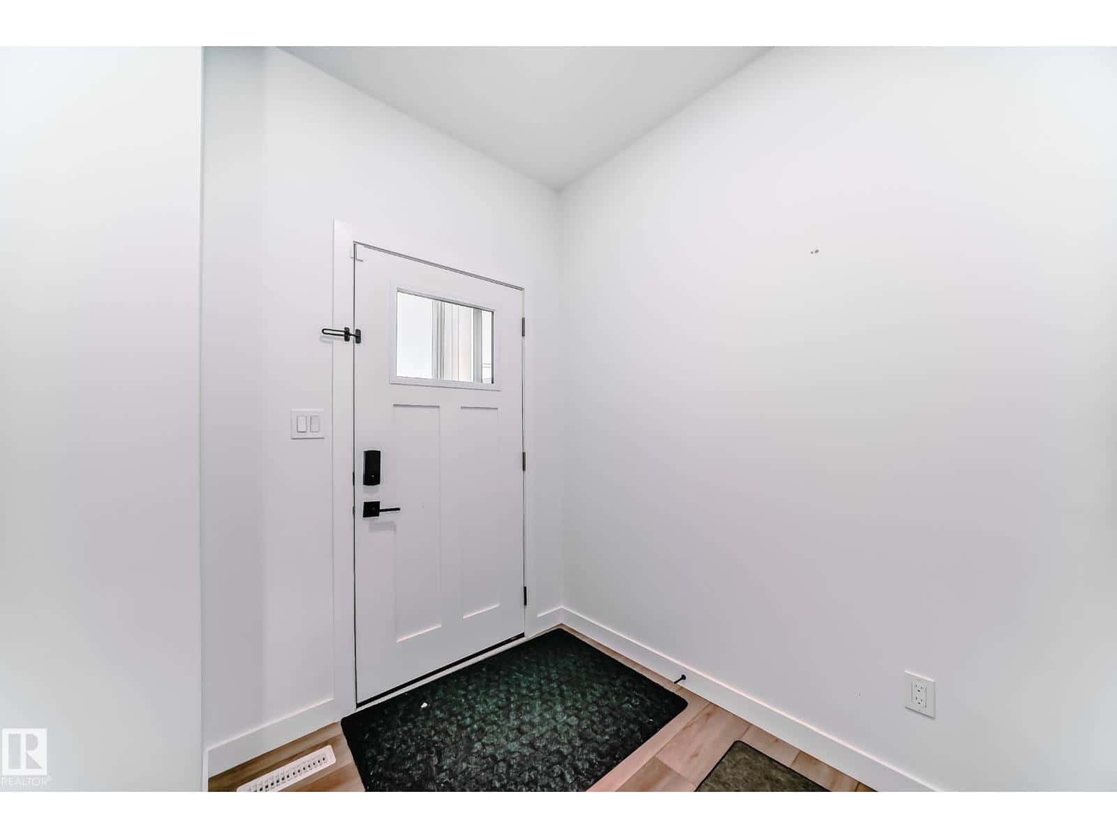 9219 183 AV NW — Edmonton, Alberta - Photo 3 of 71