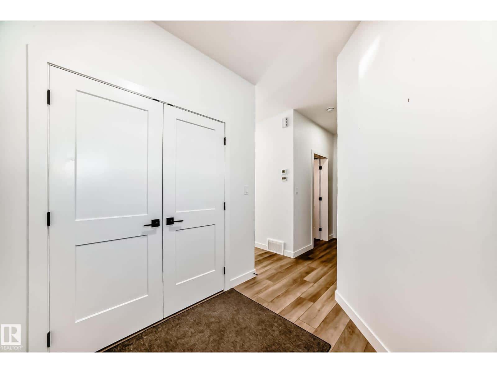 9219 183 AV NW — Edmonton, Alberta - Photo 4 of 71