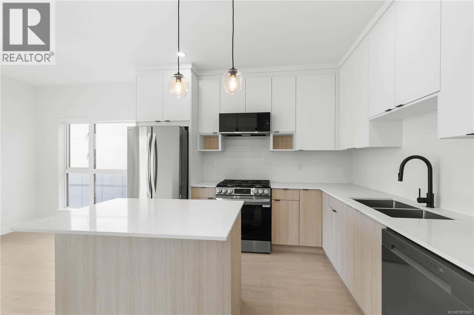 417 2629 Millstream Rd — Langford, British Columbia - Photo 2 of 18