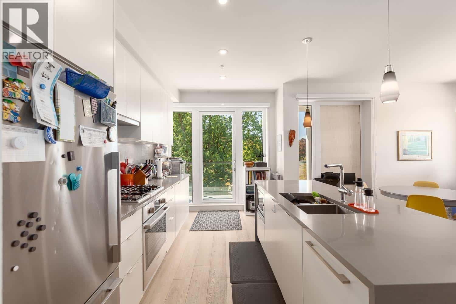 301 108 E 35TH AVENUE — Vancouver, British Columbia - Photo 3 of 27