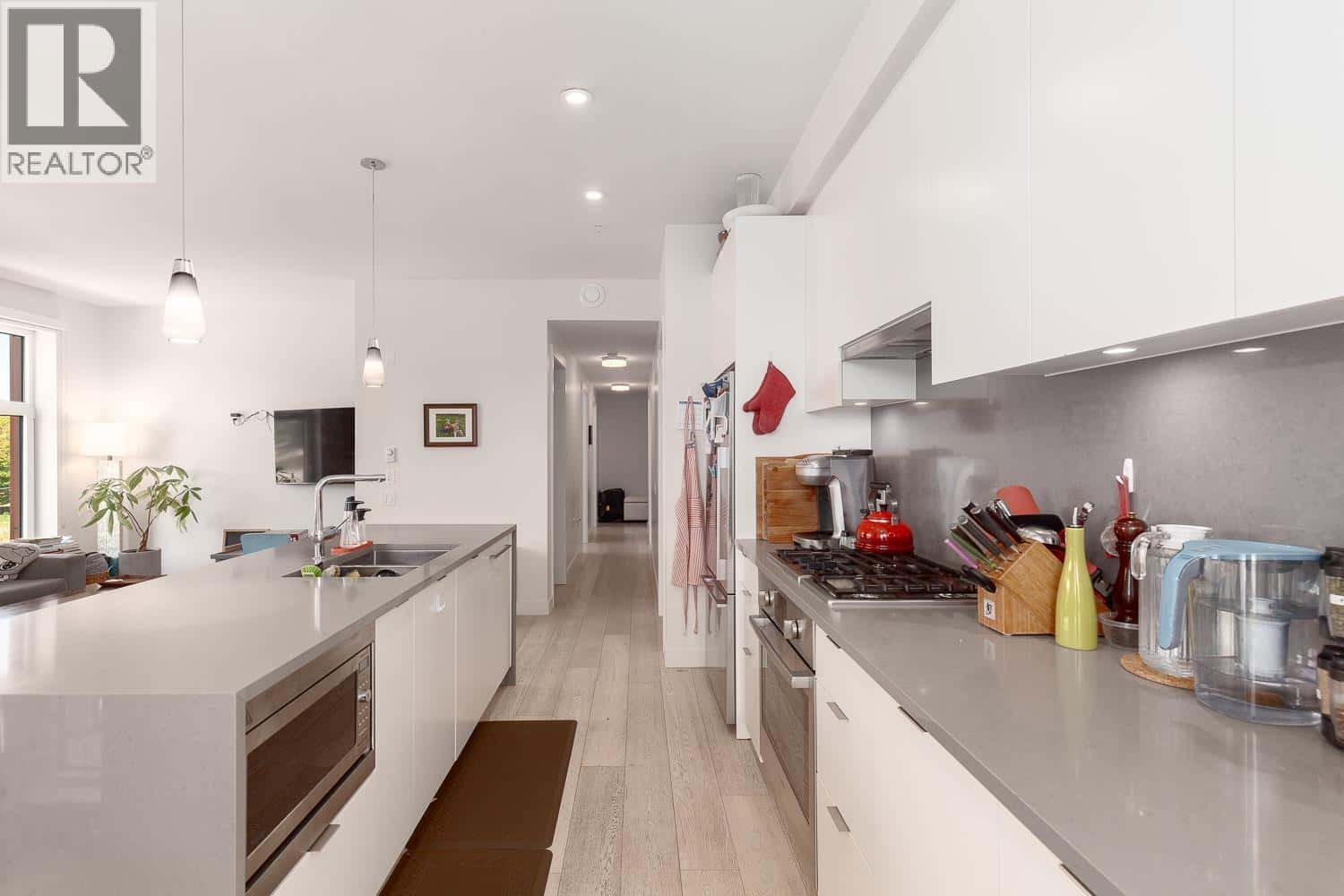 301 108 E 35TH AVENUE — Vancouver, British Columbia - Photo 4 of 27