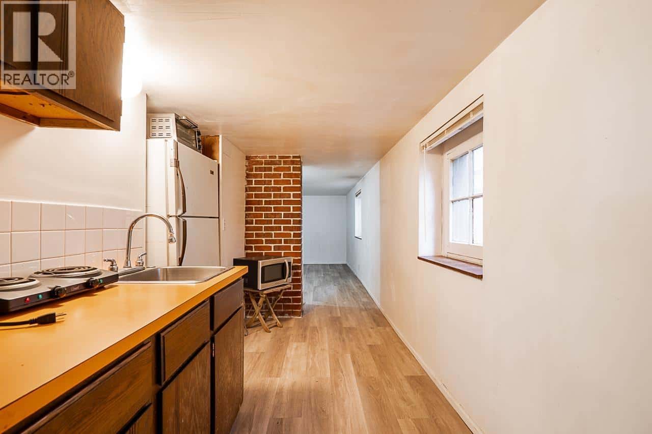 869 W 60TH AVENUE — Vancouver, British Columbia - Photo 5 of 9