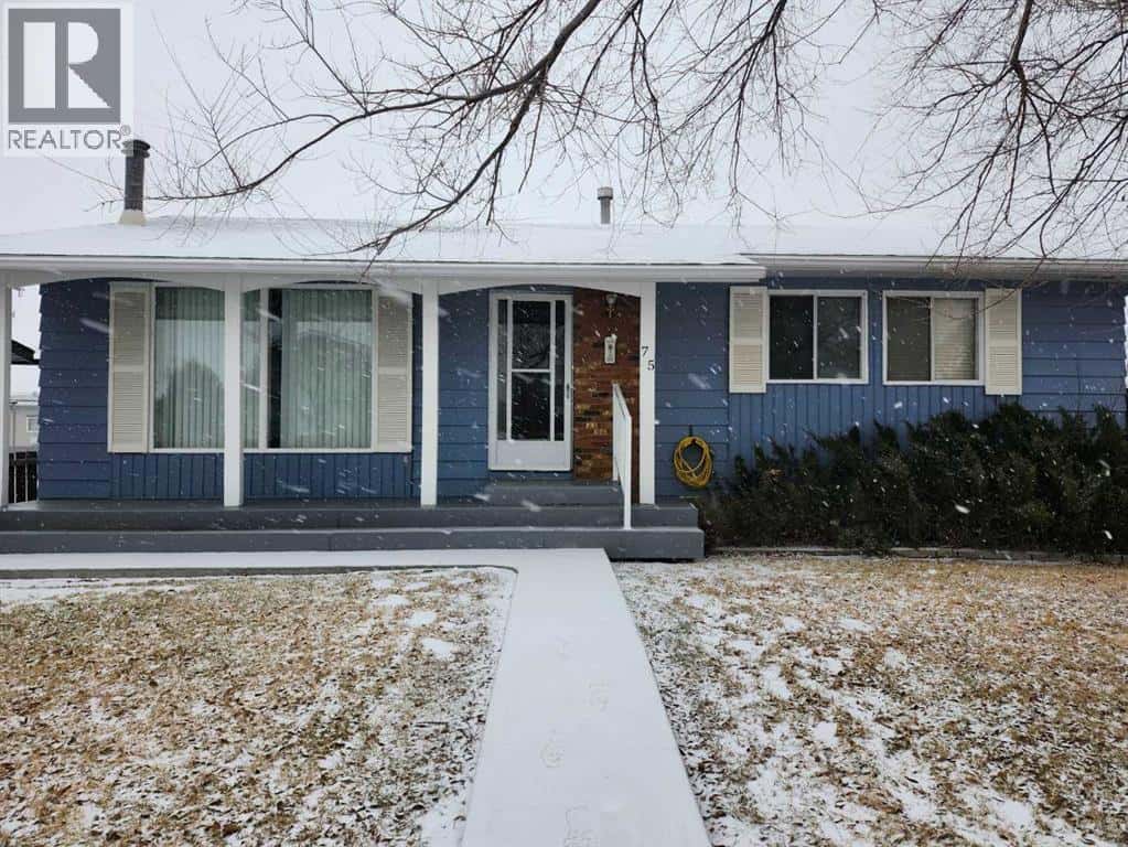 75 Hunts Crescent — Drumheller - Photo 2 of 23