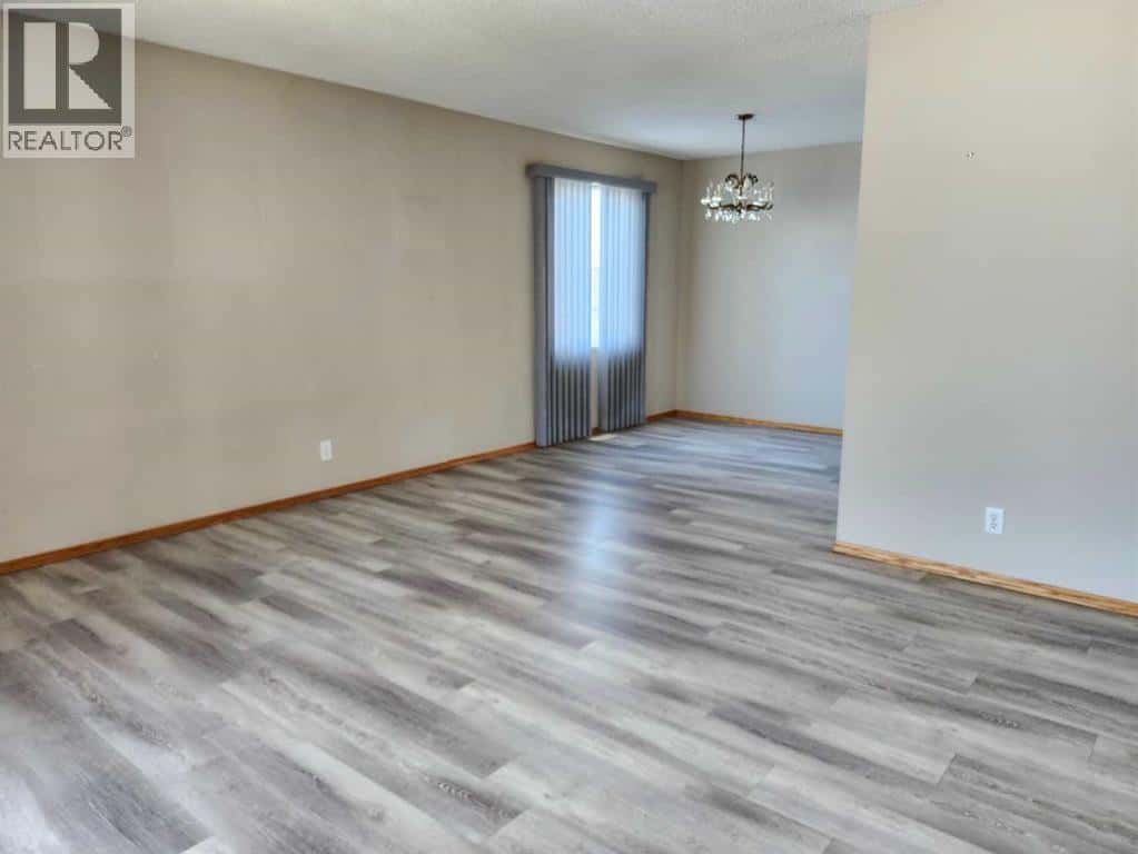 75 Hunts Crescent — Drumheller - Photo 3 of 23