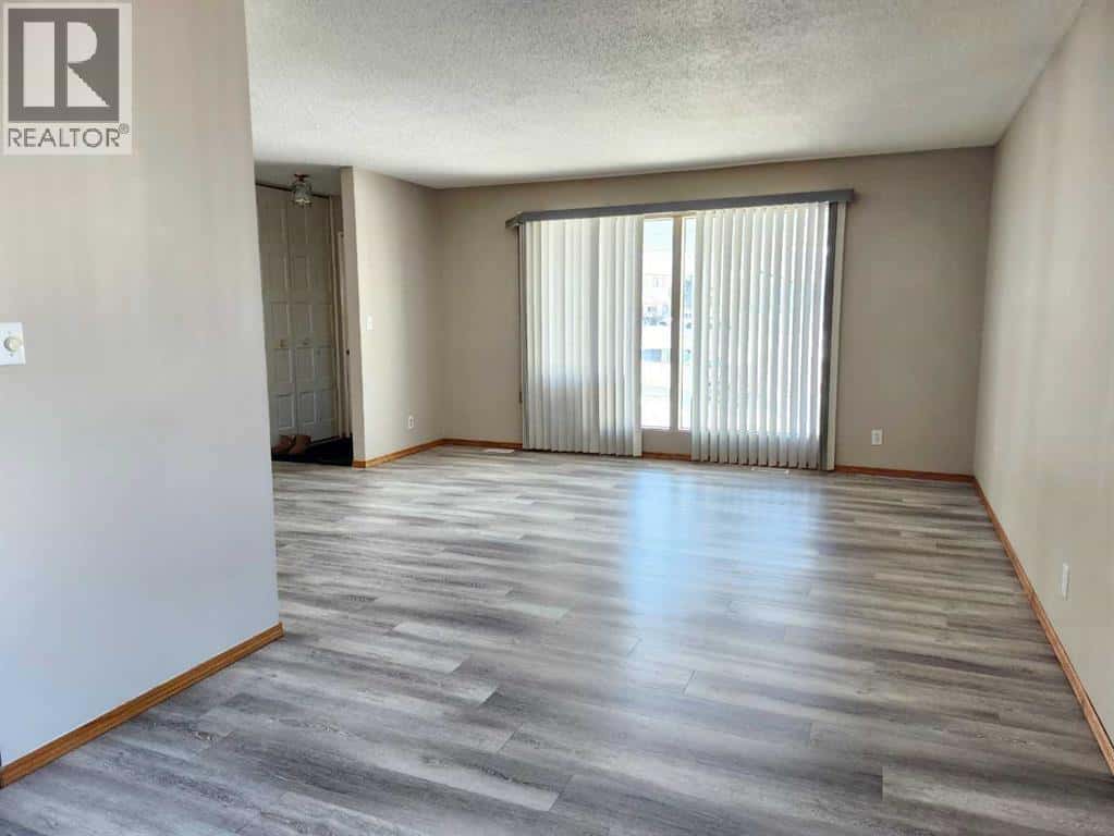 75 Hunts Crescent — Drumheller - Photo 4 of 23