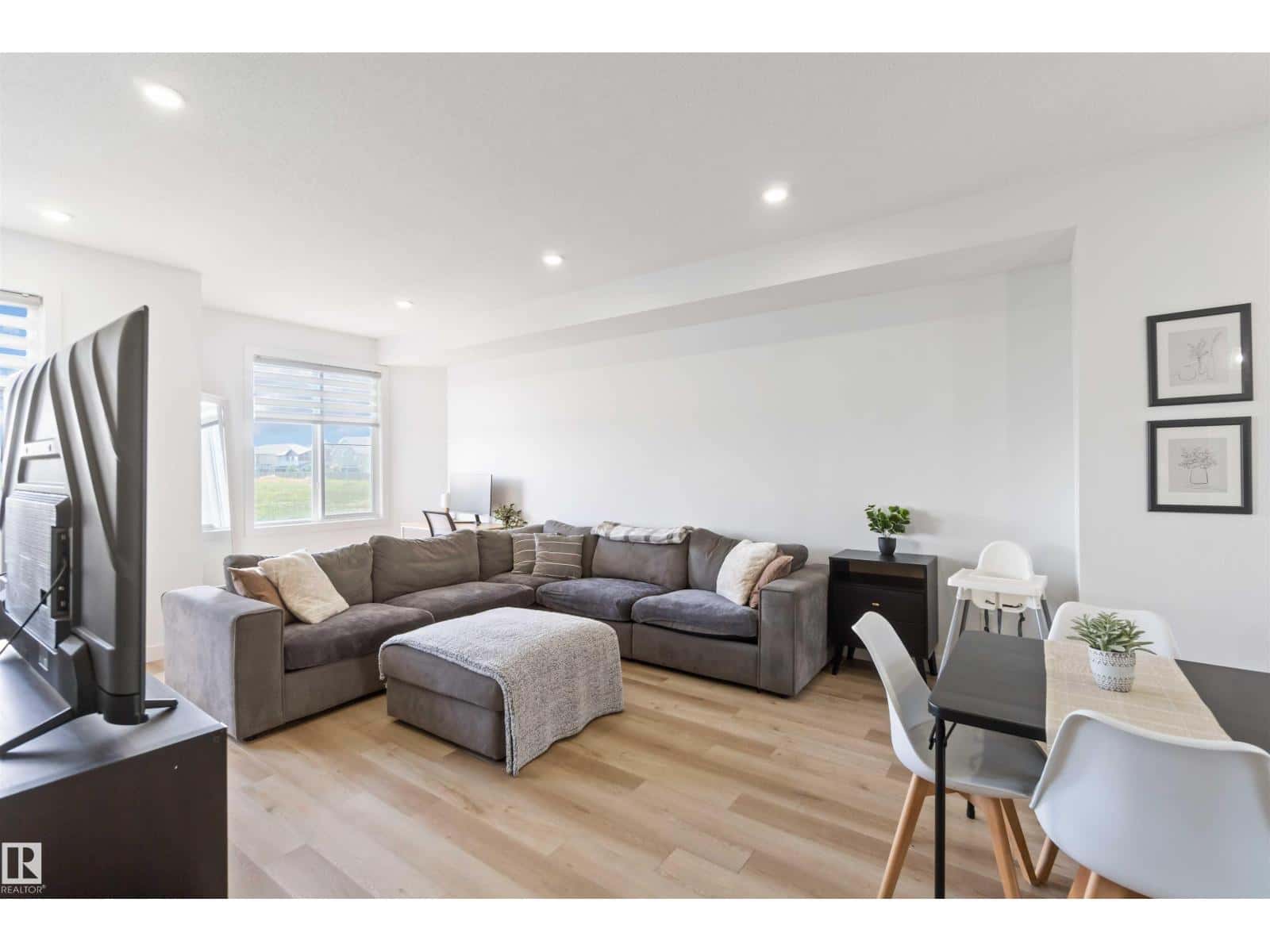 22778 97 AV NW — Edmonton, Alberta - Photo 3 of 46