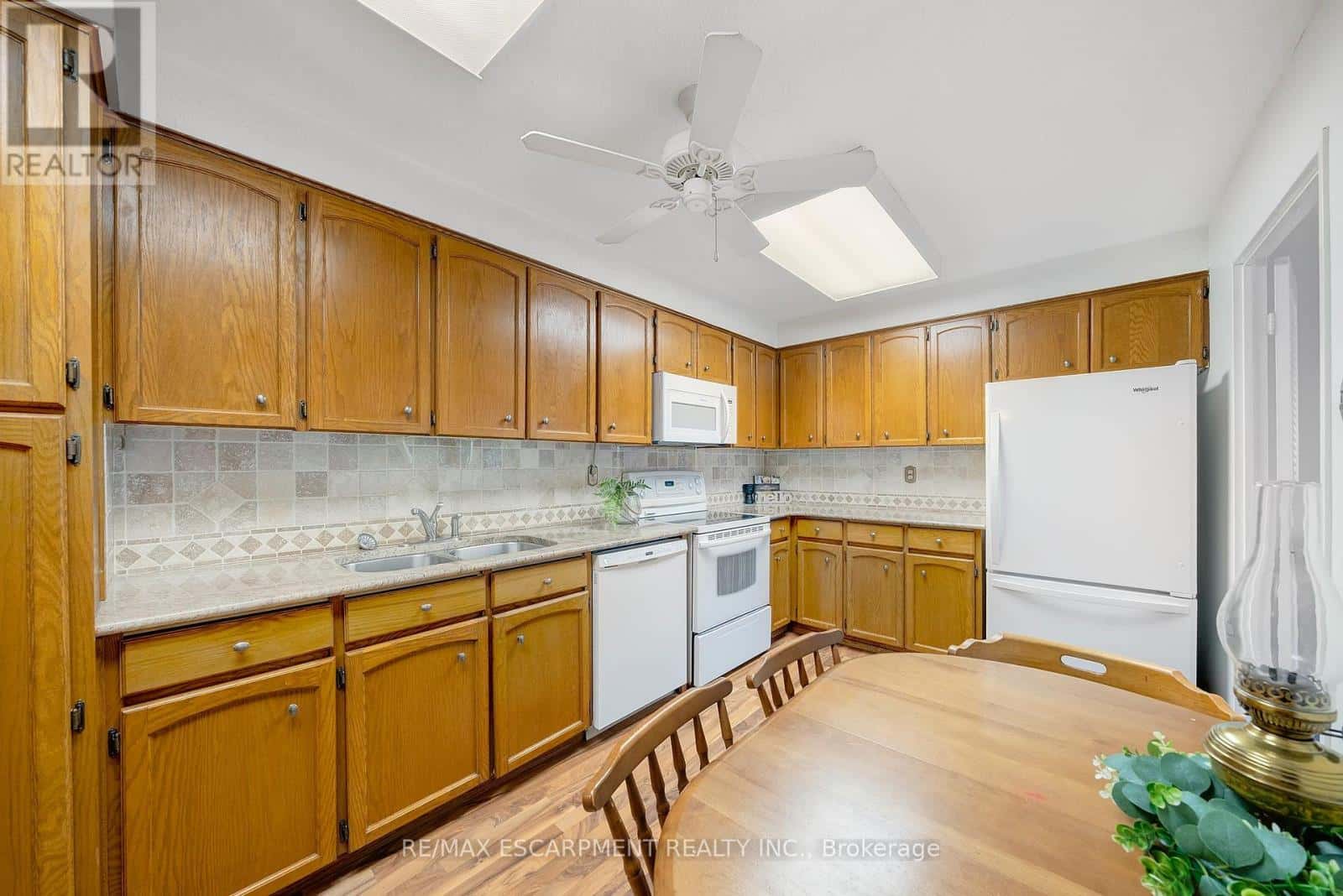 1104 - 2185 MARINE DRIVE — Oakville (BR Bronte), Ontario - Photo 5 of 44