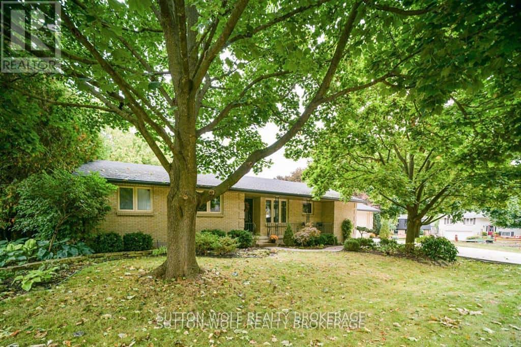 60 SUNSET AVENUE — Warwick (Watford), Ontario - Photo 2 of 37