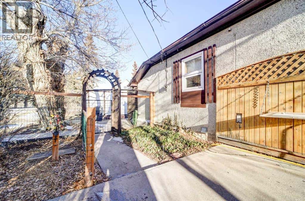 955 Dupuy Street — Pincher Creek, Alberta - Photo 3 of 29