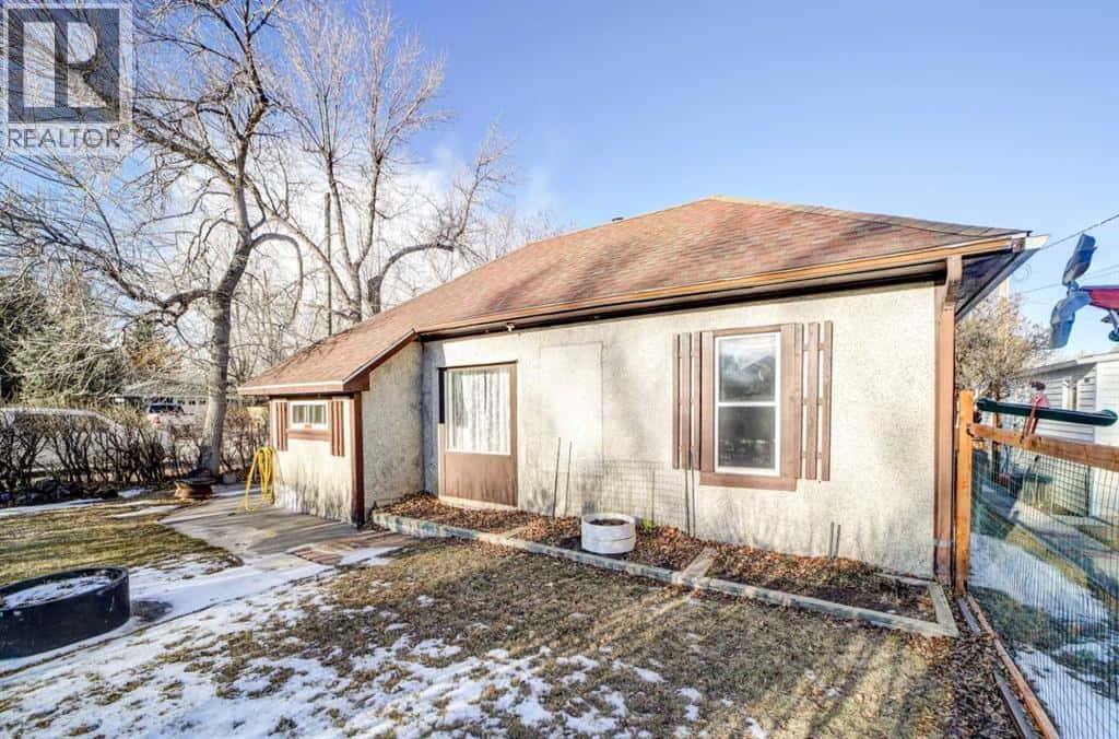 955 Dupuy Street — Pincher Creek, Alberta - Photo 5 of 29