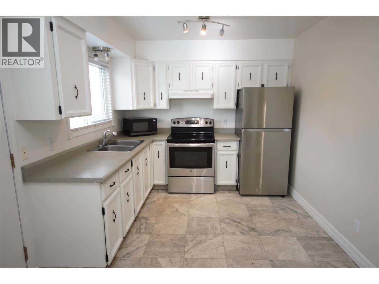 5820 MAIN Street Unit# 8 — Oliver, British Columbia - Photo 4 of 28