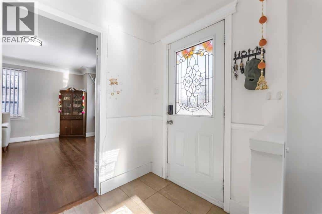 1623 Summit Street SW — Calgary, Alberta - Photo 4 of 33