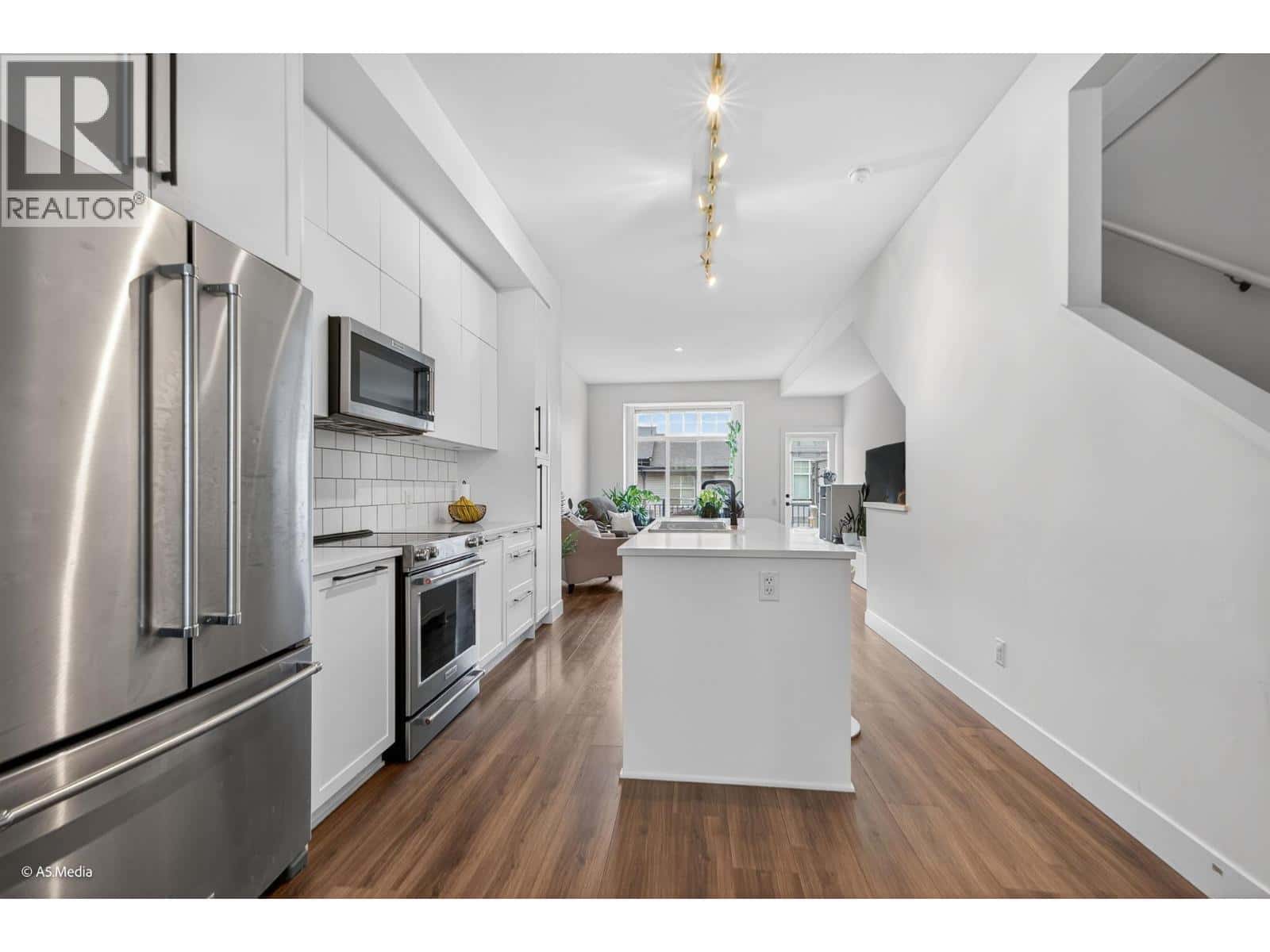 44 3552 VICTORIA DRIVE — Coquitlam, British Columbia - Photo 2 of 30