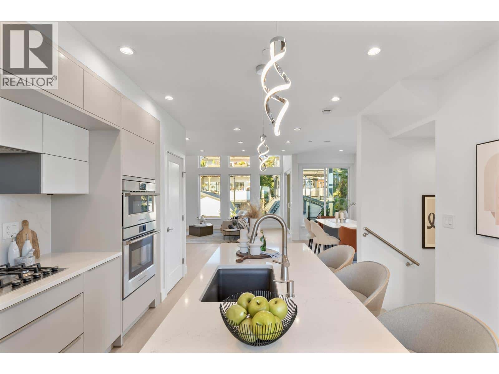 2 434 E 1ST STREET — North Vancouver, British Columbia - Photo 2 of 40