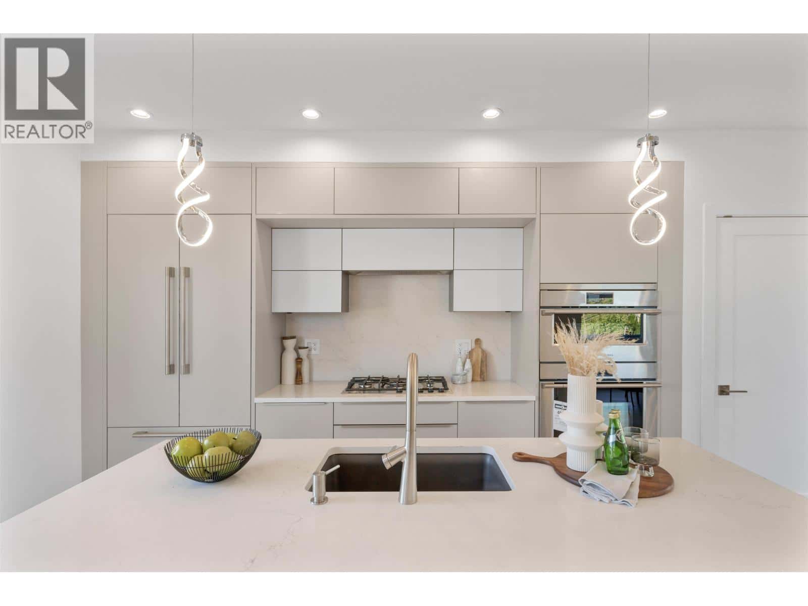 2 434 E 1ST STREET — North Vancouver, British Columbia - Photo 3 of 40