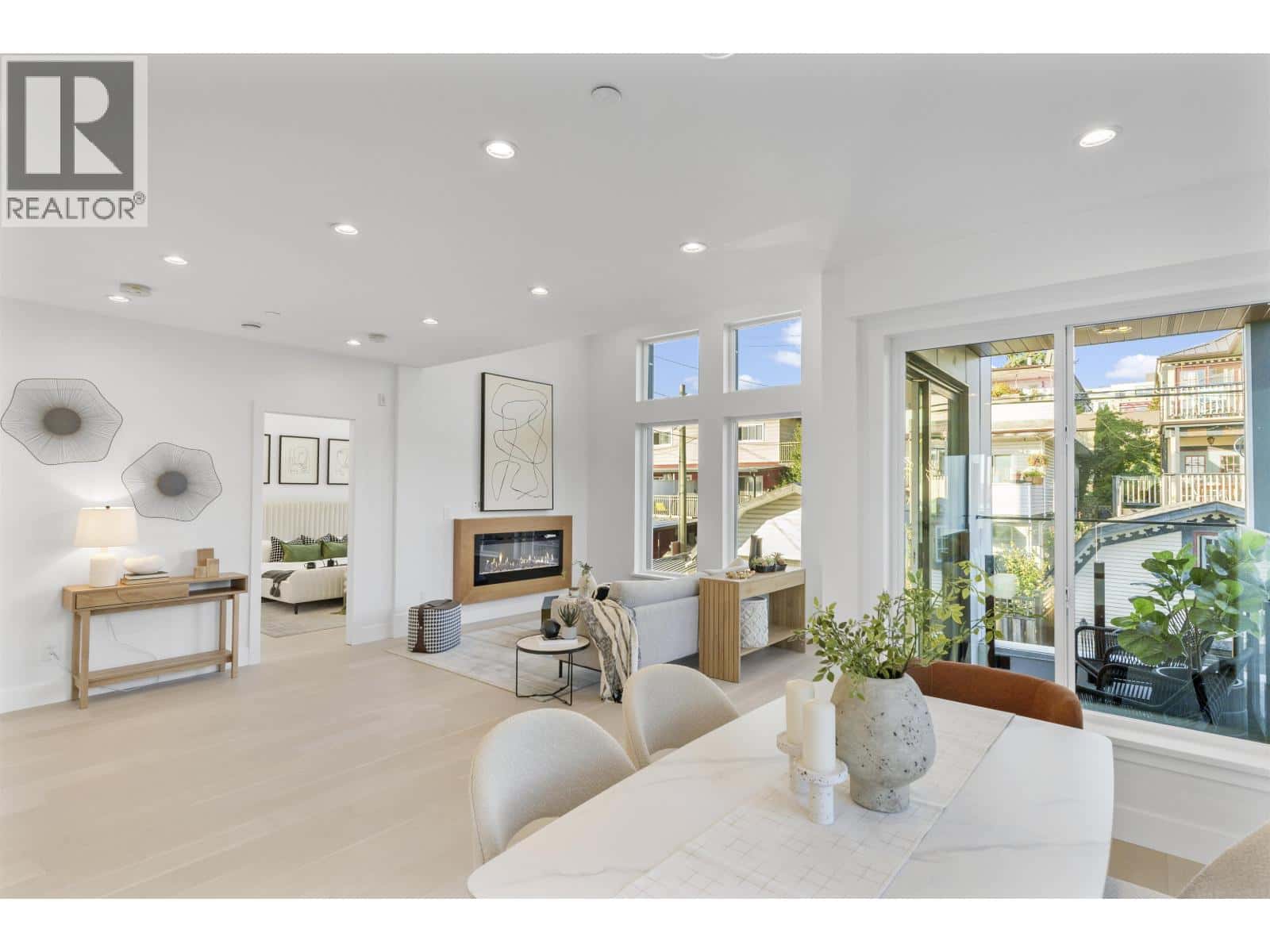 2 434 E 1ST STREET — North Vancouver, British Columbia - Photo 4 of 40