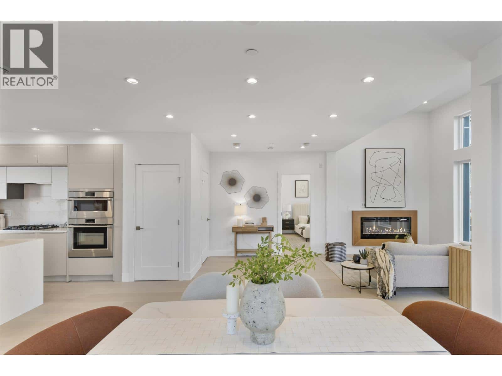 2 434 E 1ST STREET — North Vancouver, British Columbia - Photo 5 of 40